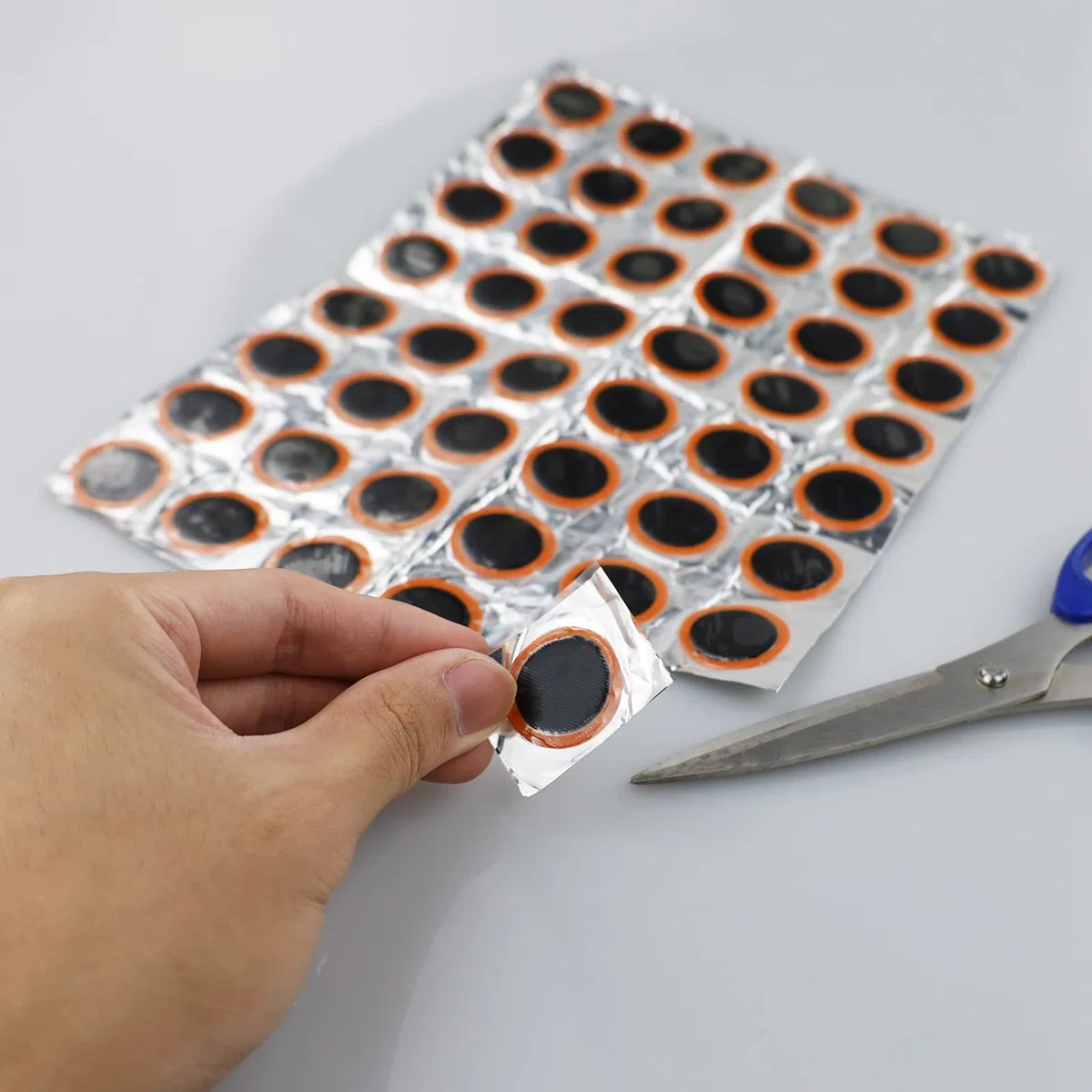 SZCXDKJ 96 Pezzi Toppe Quadrate+Toppe Tonde, Kit di Riparazione per Forature di Pneumatici di Bicicletta, Toppe di Gomma per Riparazione di Camere d'aria e Pneumatici di Bicicletta