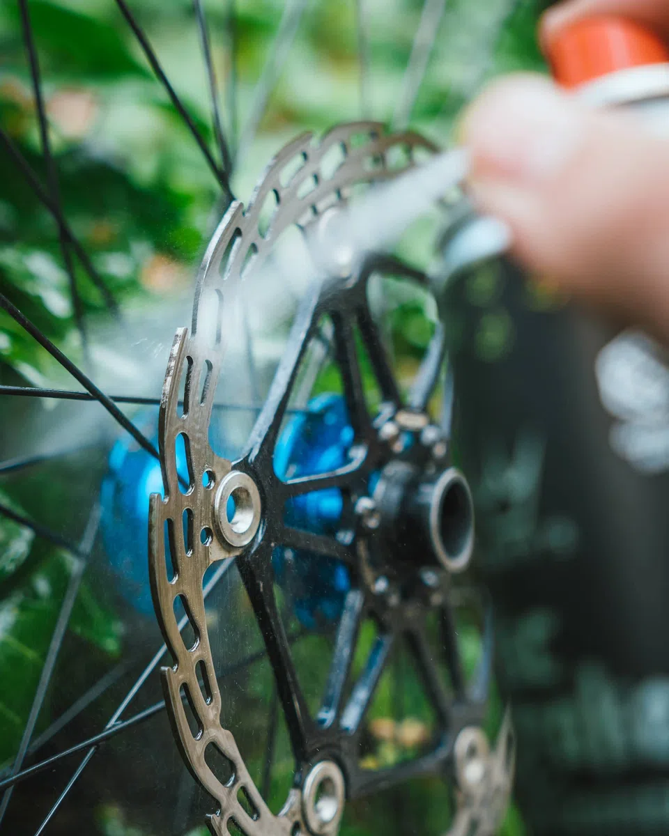 Peaty's Detergente Freni Spray per Bici - Pulitore Freni a Disco ad Asciugatura Rapida, Migliora le Prestazioni di Frenata della Bicicletta, Rimuovere Olio e Grasso da Dischi e Pastiglie - 400ml