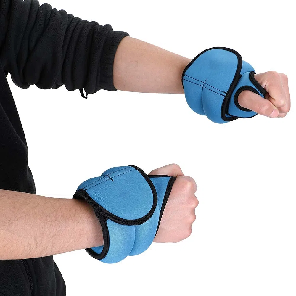 BAKAJI Set 2 Pesi per Polsi da 0,5 Kg Allenamento Palestra Aerobica Fitness Potenziamento Muscolare in Tessuto Neoprene con Foro per Pollice Chiusura Strappo Regolabile Peso Totale 1 Kg Azzurro