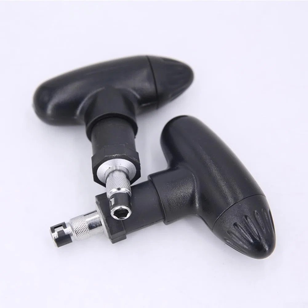 Chiave a cricchetto con manico in plastica e punta a 2 rebbi, in acciaio inox, design compatto, colore nero
